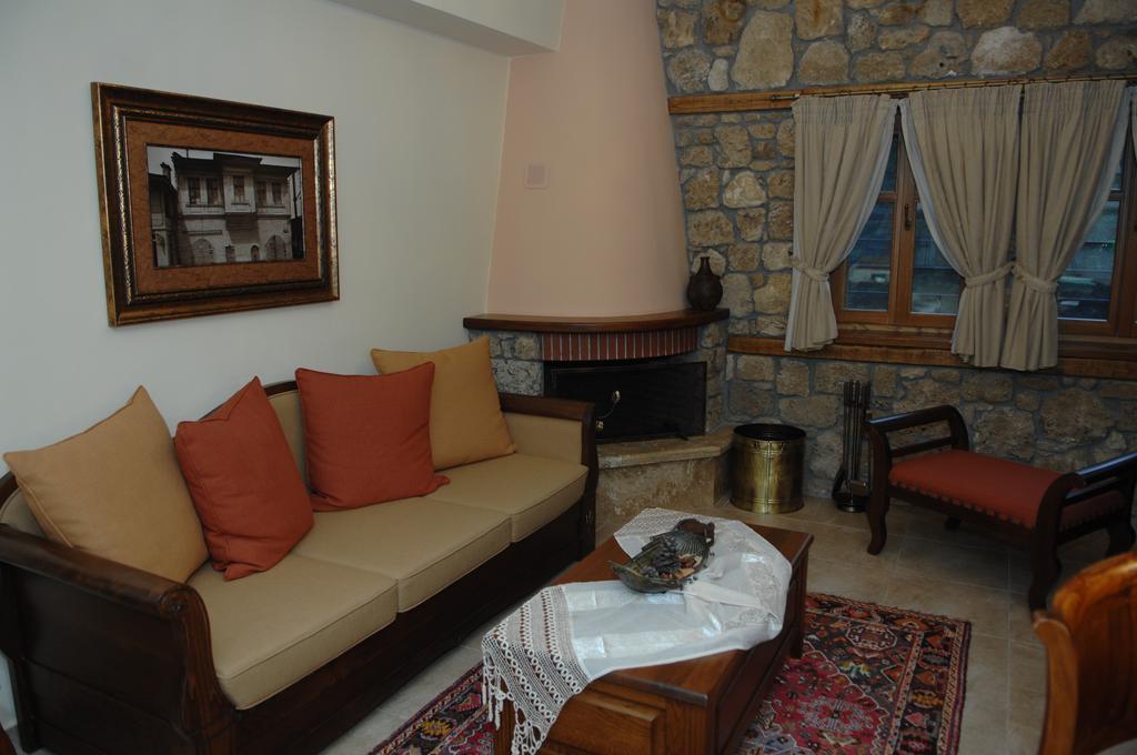 Roes Suites Káto Loutrákion Exterior foto