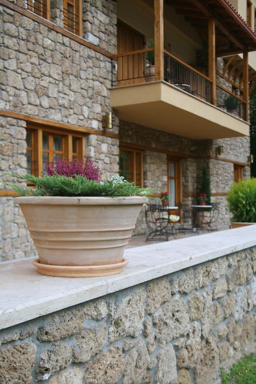 Roes Suites Káto Loutrákion Exterior foto