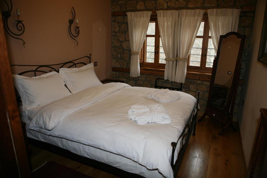 Roes Suites Káto Loutrákion Exterior foto