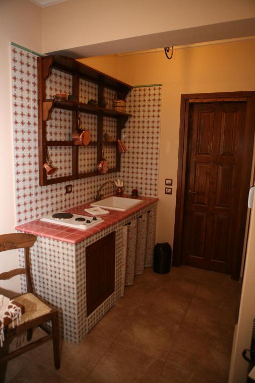 Roes Suites Káto Loutrákion Habitación foto